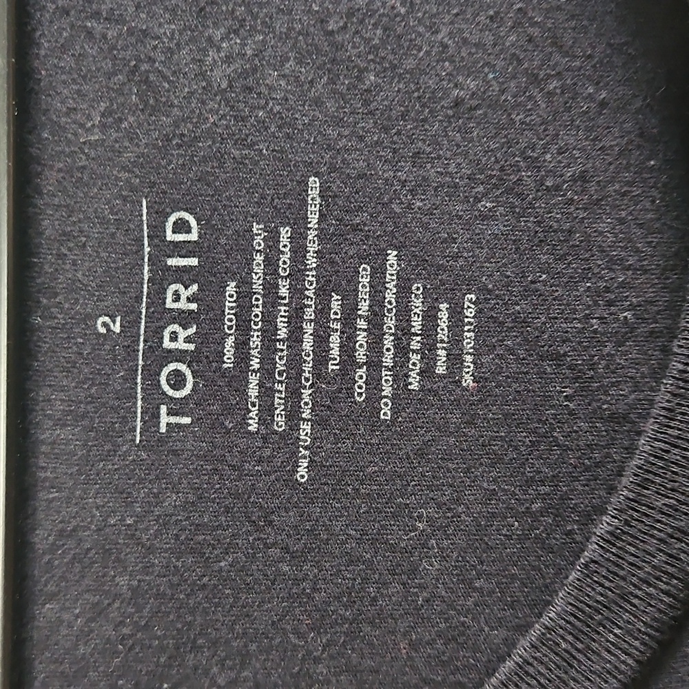 Torrid Black Oscar Wilde Graphic Women's Top - Picture 2 of 3